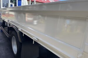 サムネイル: 平成23年　デュトロ３トン４段クレーンロング ラジコン・フックイン　荷台・下廻り塗装済み