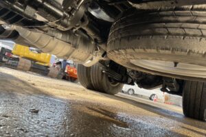 サムネイル: 平成23年　エルフ２トンダンプ　全塗装済み　車検1年付　コボレーン　フル装備　ETC　５MT