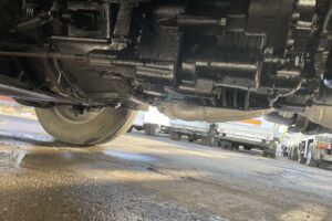 サムネイル: 平成23年　エルフ２トンダンプ　全塗装済み　車検1年付　コボレーン　フル装備　ETC　５MT