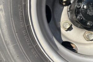サムネイル: 平成18年　エルフ２トン平ワイドロング　アルミアオリ