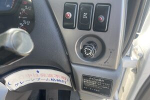 サムネイル: 平成29年　コンドル４トン４段クレーンロング ラジコン・ベッド付 全塗装済み フックイン