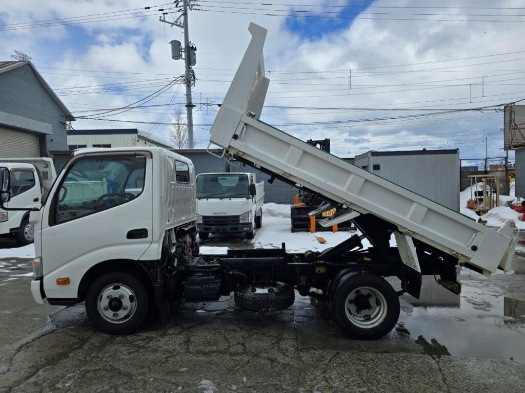 平成27年　日野　デュトロ　２トンダンプ　3方開き・コボレーン付・小型貨物（4ナンバー）（車検令和7年8月）