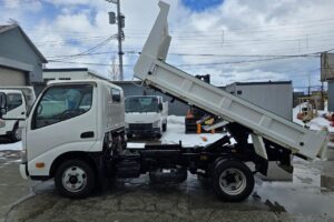 サムネイル: 平成27年　日野　デュトロ　２トンダンプ　3方開き・コボレーン付・小型貨物（4ナンバー）（車検令和7年8月）