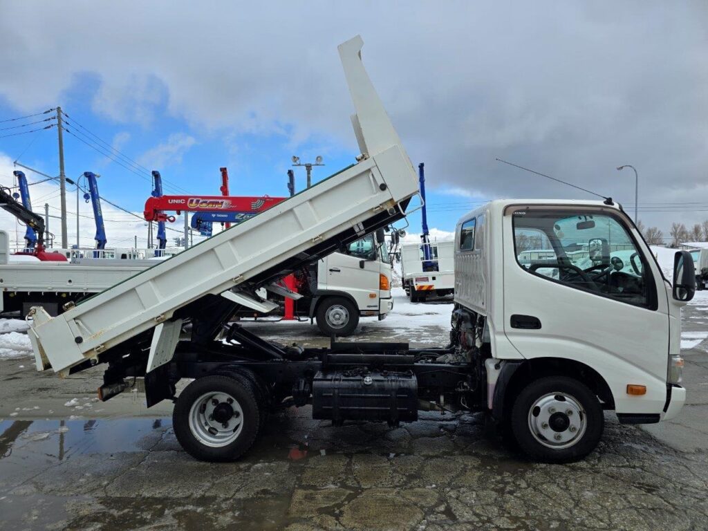 平成27年　日野　デュトロ　２トンダンプ　3方開き・コボレーン付・小型貨物（4ナンバー）（車検令和7年8月）