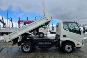 サムネイル: 平成27年　日野　デュトロ　２トンダンプ　3方開き・コボレーン付・小型貨物（4ナンバー）（車検令和7年8月）