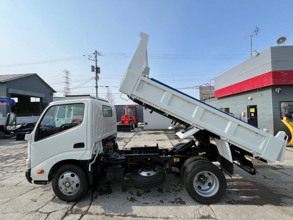 平成25年　トヨタ　ダイナ　３トンダンプ　3方開き・コボレーン付（小型貨物・4ナンバー）（車検1年付）