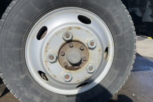 サムネイル: 平成30年　エルフ２トン平ロング　アルミアオリ　４WD　車検令和7年9月