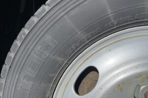 サムネイル: 平成30年　エルフ２トン平ロング　アルミアオリ　４WD　車検令和7年9月
