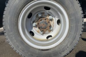 サムネイル: 平成30年　エルフ２トン平ロング　アルミアオリ　４WD　車検令和7年9月