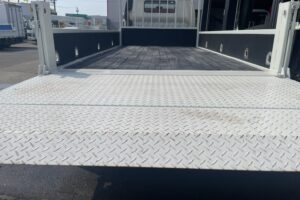 サムネイル: 平成22年　デュトロ1.8トン平　ワイドロング　パワーゲート　荷台・下廻り塗装済