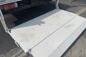 サムネイル: 平成22年　デュトロ1.8トン平　ワイドロング　パワーゲート　荷台・下廻り塗装済