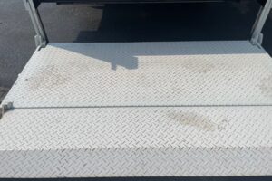 サムネイル: 平成22年　デュトロ1.8トン平　ワイドロング　パワーゲート　荷台・下廻り塗装済