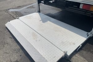 サムネイル: 平成22年　デュトロ1.8トン平　ワイドロング　パワーゲート　荷台・下廻り塗装済