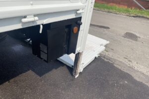サムネイル: 平成22年　デュトロ1.8トン平　ワイドロング　パワーゲート　荷台・下廻り塗装済