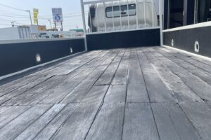 サムネイル: 平成22年　デュトロ1.8トン平　ワイドロング　パワーゲート　荷台・下廻り塗装済