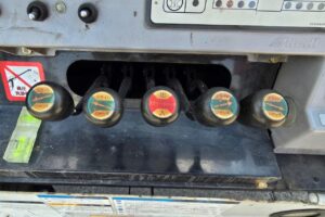 サムネイル: 平成18年　いすゞ　エルフ　14.6ｍ高所作業車　電工仕様・ウィンチ付（車検2年付）