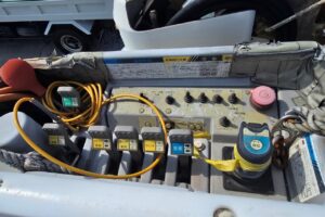 サムネイル: 平成18年　いすゞ　エルフ　14.6ｍ高所作業車　電工仕様・ウィンチ付（車検2年付）