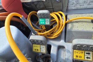 サムネイル: 平成18年　いすゞ　エルフ　14.6ｍ高所作業車　電工仕様・ウィンチ付（車検2年付）