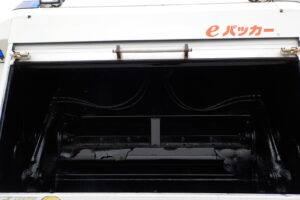 サムネイル: 平成22年　レンジャー 8.2立米 プレス式パッカー車