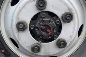 サムネイル: 平成27年　エルフ２トンパネル　４WD　車検1年付