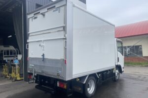 サムネイル: 平成27年　エルフ２トンパネル　４WD　荷台・下廻り塗装済み　車検1年付