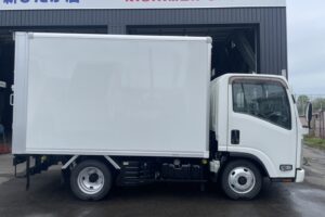 サムネイル: 平成27年　エルフ２トンパネル　４WD　荷台・下廻り塗装済み　車検1年付