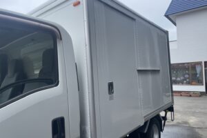 サムネイル: 平成27年　エルフ２トンパネル　４WD　荷台・下廻り塗装済み　車検1年付