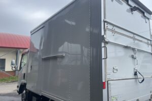 サムネイル: 平成27年　エルフ２トンパネル　４WD　荷台・下廻り塗装済み　車検1年付