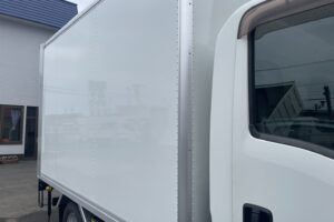 サムネイル: 平成27年　エルフ２トンパネル　４WD　荷台・下廻り塗装済み　車検1年付