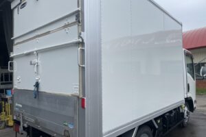サムネイル: 平成27年　エルフ２トンパネル　４WD　荷台・下廻り塗装済み　車検1年付