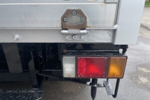 サムネイル: 平成27年　エルフ２トンパネル　４WD　荷台・下廻り塗装済み　車検1年付