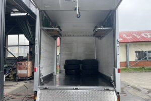 サムネイル: 平成27年　エルフ２トンパネル　４WD　荷台・下廻り塗装済み　車検1年付