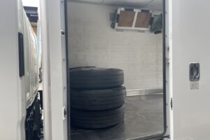 サムネイル: 平成27年　エルフ２トンパネル　４WD　荷台・下廻り塗装済み　車検1年付