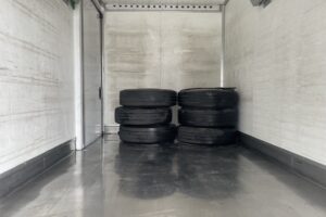 サムネイル: 平成27年　エルフ２トンパネル　４WD　荷台・下廻り塗装済み　車検1年付
