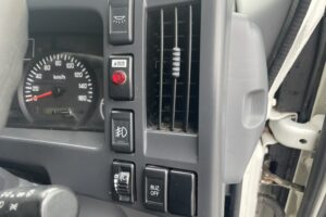 サムネイル: 平成27年　エルフ２トンパネル　４WD　荷台・下廻り塗装済み　車検1年付