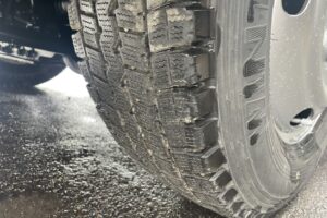サムネイル: 平成27年　エルフ２トンパネル　４WD　荷台・下廻り塗装済み　車検1年付