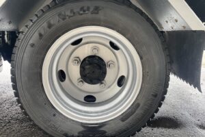 サムネイル: 平成27年　エルフ２トンパネル　４WD　荷台・下廻り塗装済み　車検1年付