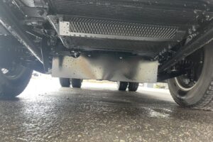 サムネイル: 平成27年　エルフ２トンパネル　４WD　荷台・下廻り塗装済み　車検1年付