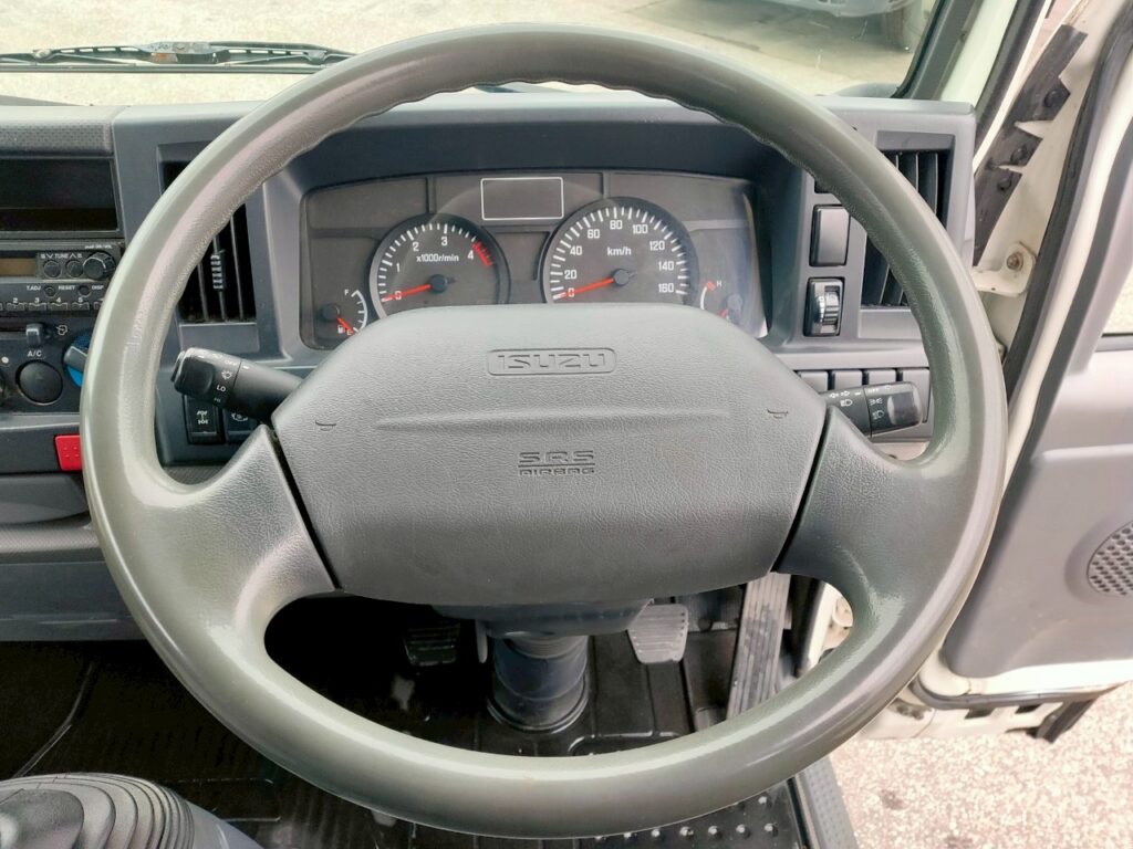 平成２３年　いすゞ　エルフ１．５トン平　４ＷＤ！