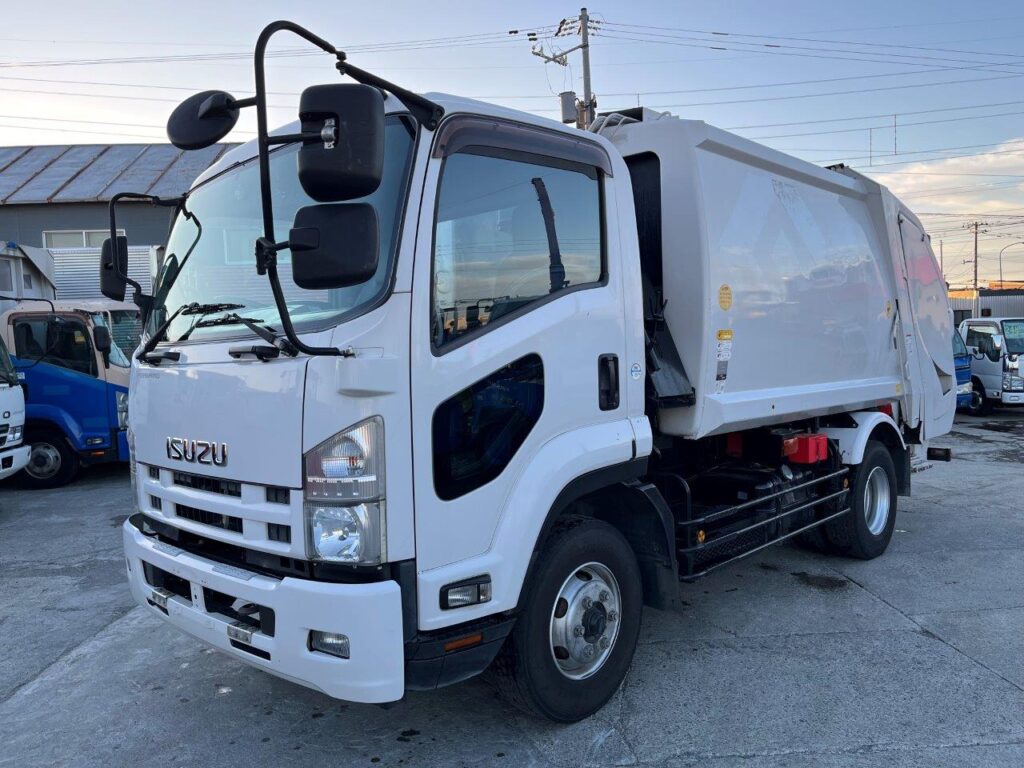 平成26年　いすゞ　フォワード　プレス式パッカー8.2㎥　連続スイッチ・汚泥タンク・バックモニター（車検1年付）