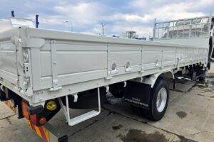 サムネイル: 平成28年　いすゞ　フォワード　４トン平ロング（車検令和7年8月）