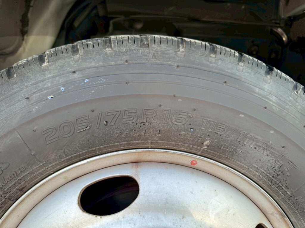 平成29年  エルフ2ｔ平  4ＷＤ！！