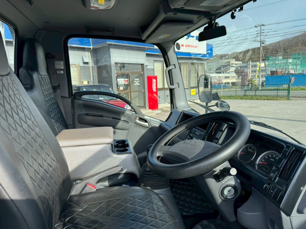 平成29年  エルフ2ｔ平  4ＷＤ！！