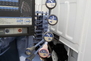サムネイル: 平成18年　エルフ 2ｔ3段クレーン　★ロング★フックイン★荷台内寸370㎝×178㎝★