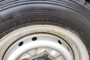 サムネイル: 平成20年　エルフ 1.4ｔ平　4ＷＤ！！