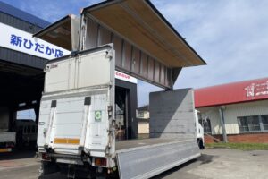 サムネイル: 平成24年　フォワード４トンアルミウィングパワーゲート・ベッド付　車検1年付