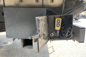 サムネイル: 平成24年　フォワード４トンアルミウィングパワーゲート・ベッド付　車検1年付