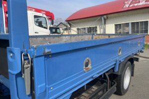 サムネイル: 平成19年　デュトロ２トン４段クレーンロングラジコン　フックイン　走行３万キロ！！