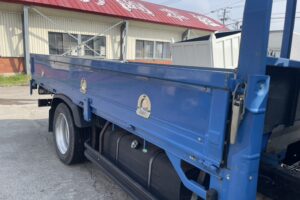 サムネイル: 平成19年　デュトロ２トン４段クレーンロングラジコン　フックイン　走行３万キロ！！