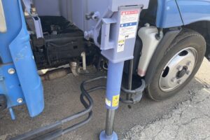 サムネイル: 平成19年　デュトロ２トン４段クレーンロングラジコン　フックイン　走行３万キロ！！